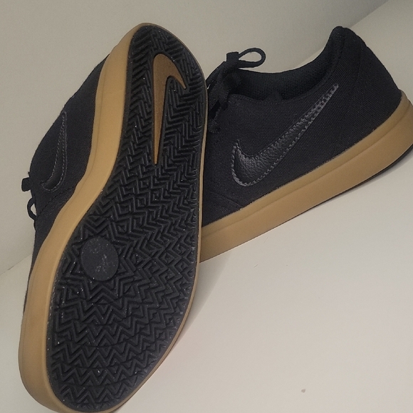 Nike Big Kids Black and Tan Sneakers Sz 4y Boys Good Condition - Picture 3 of 8
